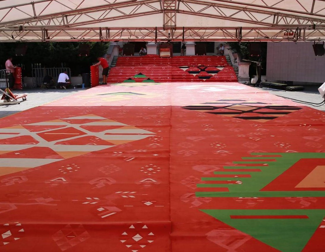 Bosanski ćilim kao prepoznatljivi simbol najvećeg filmskog festivala u Jugoistočnoj Europi postavljen ispred Narodnog kazališta