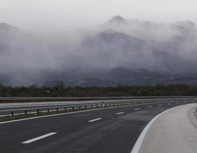 Jutarnja magla smanjuje vidljivost u višim planinskim predjelima