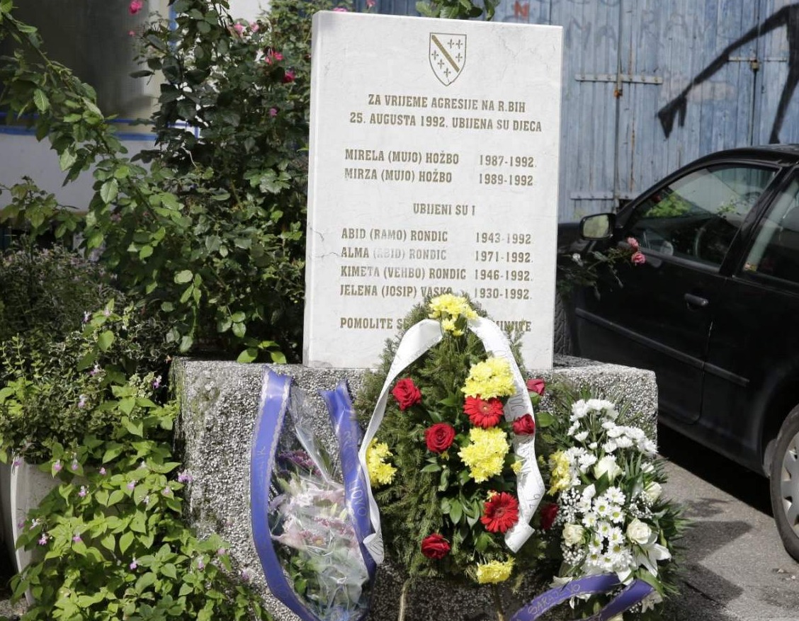 Obilježena još jedna tužna godišnjica stradanja civila na Trgu heroja   