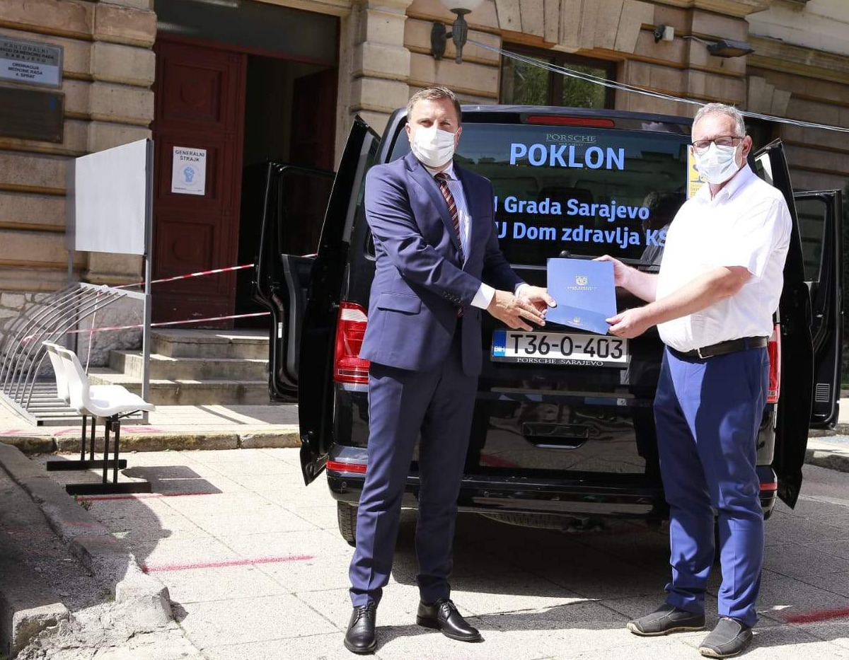 Uručeno kombi vozilo koje je Grad Sarajevo poklonio za potrebe JU Dom zdravlja KS