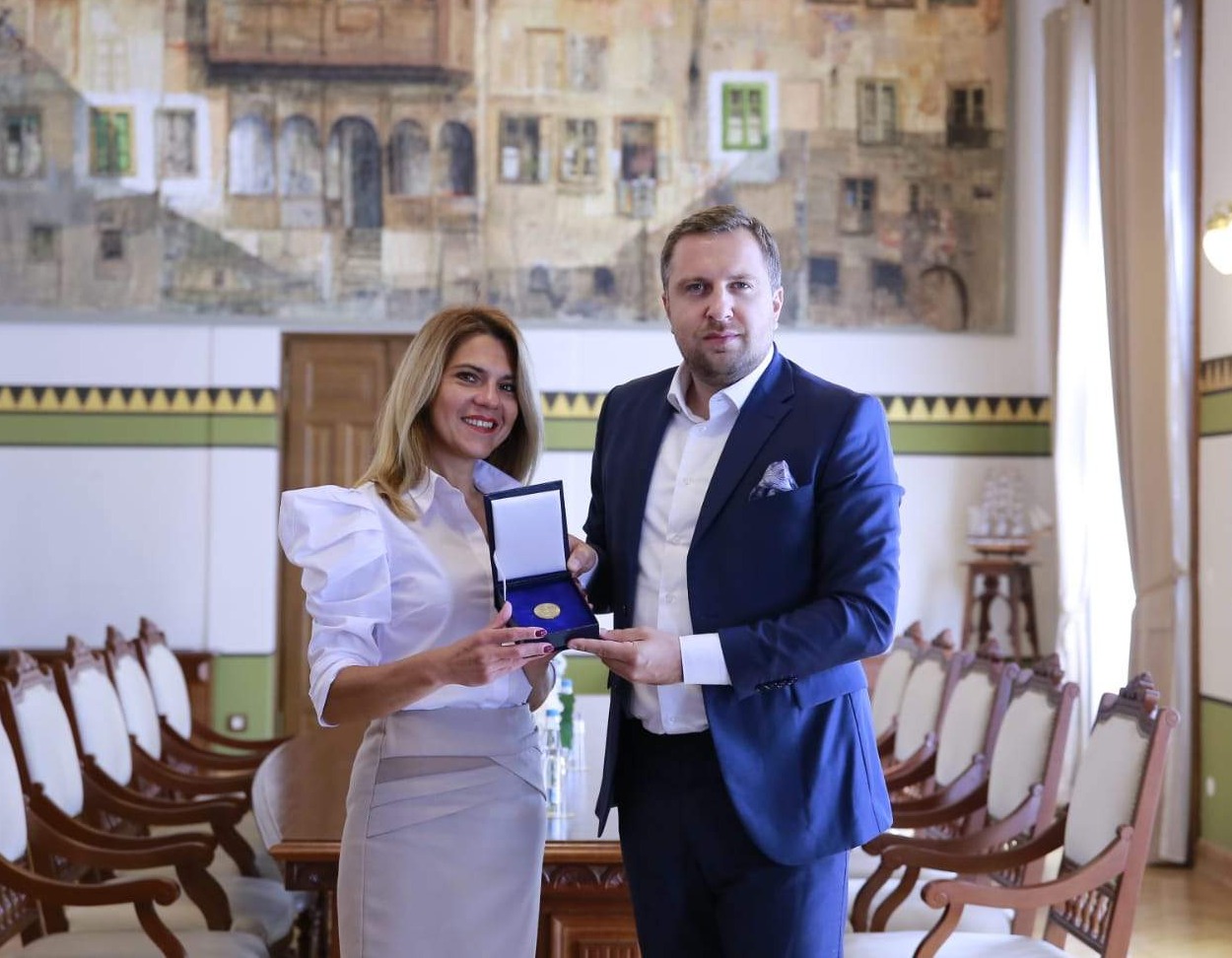 Gradonačelnik Skaka uručio Zlatnik Grada Sarajeva predsjednici Udruge „Dajte nam šansu“