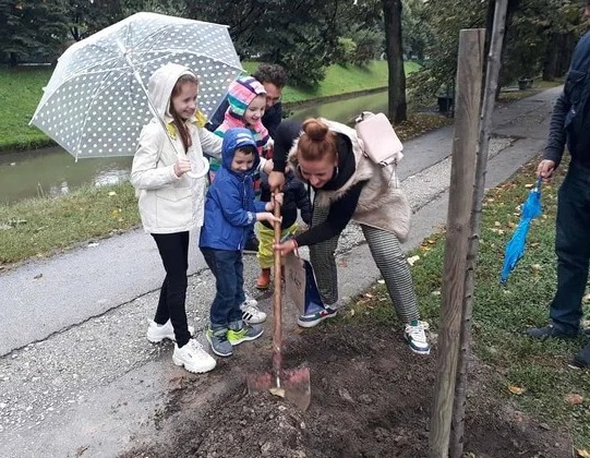 Neobičan rođendan trogodišnjeg Timura, umjesto proslave Sarajlijama zasadio stablo lipe