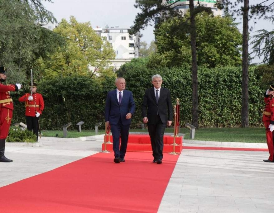 Predsjednik Albanije dočekao Džaferovića uz vojne počasti