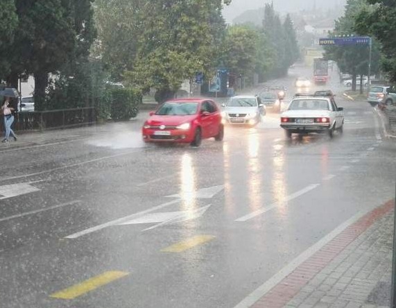 BIHAMK: Vozači oprez, mokri kolovozi, smanjena vidljivost zbog magle