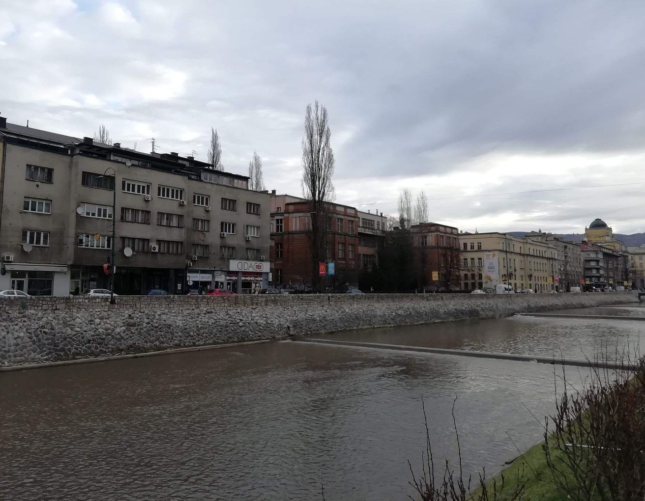 Oblačno sa kišom, na planinama snijeg