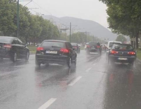 Na većini putnih pravaca u BiH saobraća se po mokrom ili vlažnom kolovozu