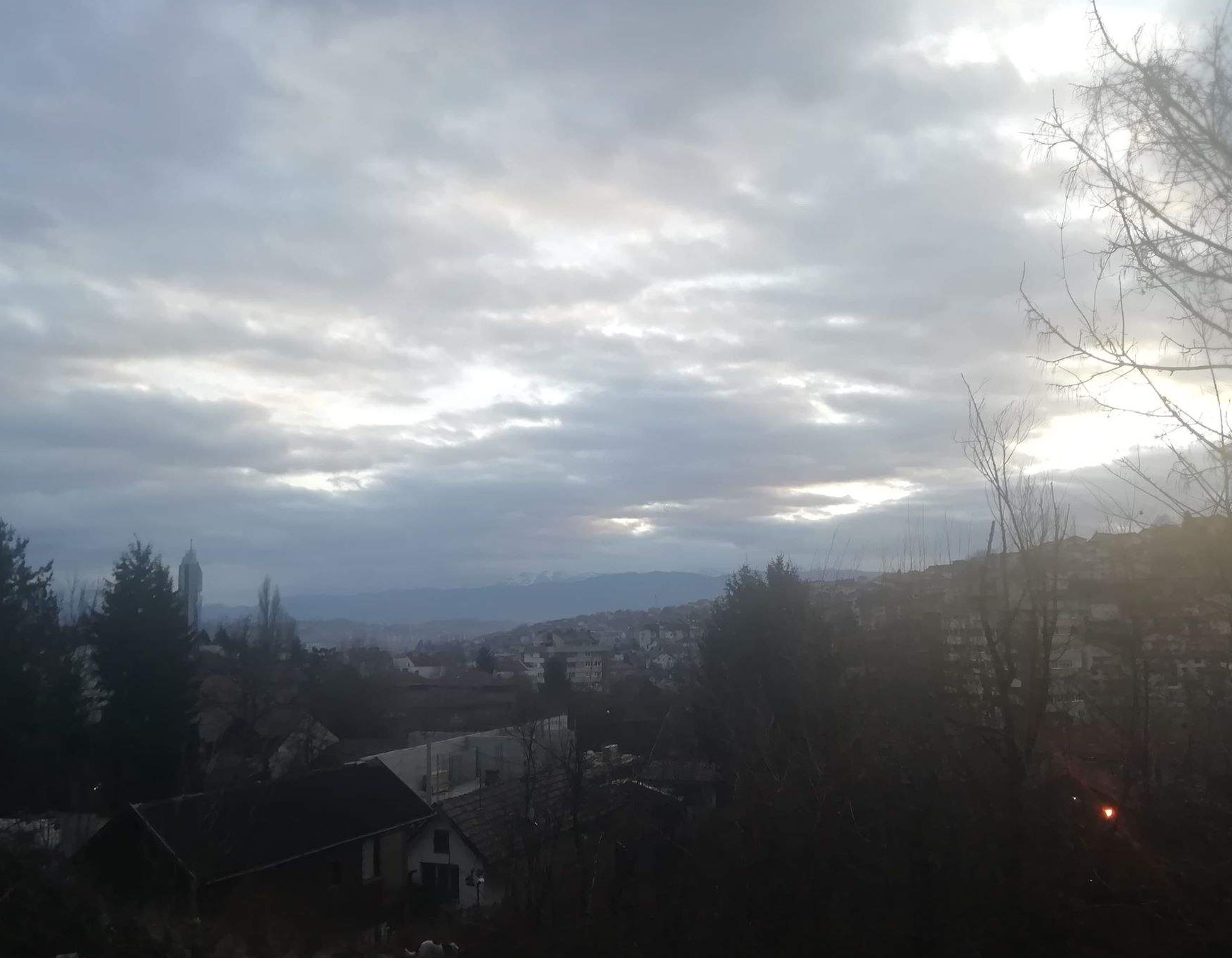 U Sarajevu oblačno sa kišom, dnevna temperatura 12 stepeni