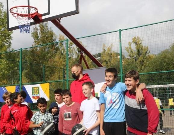 Revijalnom utakmicom mališani sa Džananom Musom otvorili novo igralište