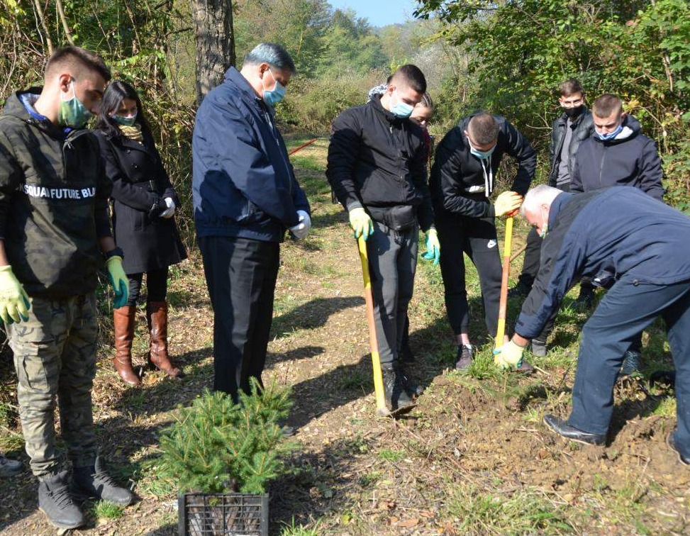 Održana sadnja 45 sadnica na lokaciji bivše kasarne „Šemso Baručija“ u Velešićima