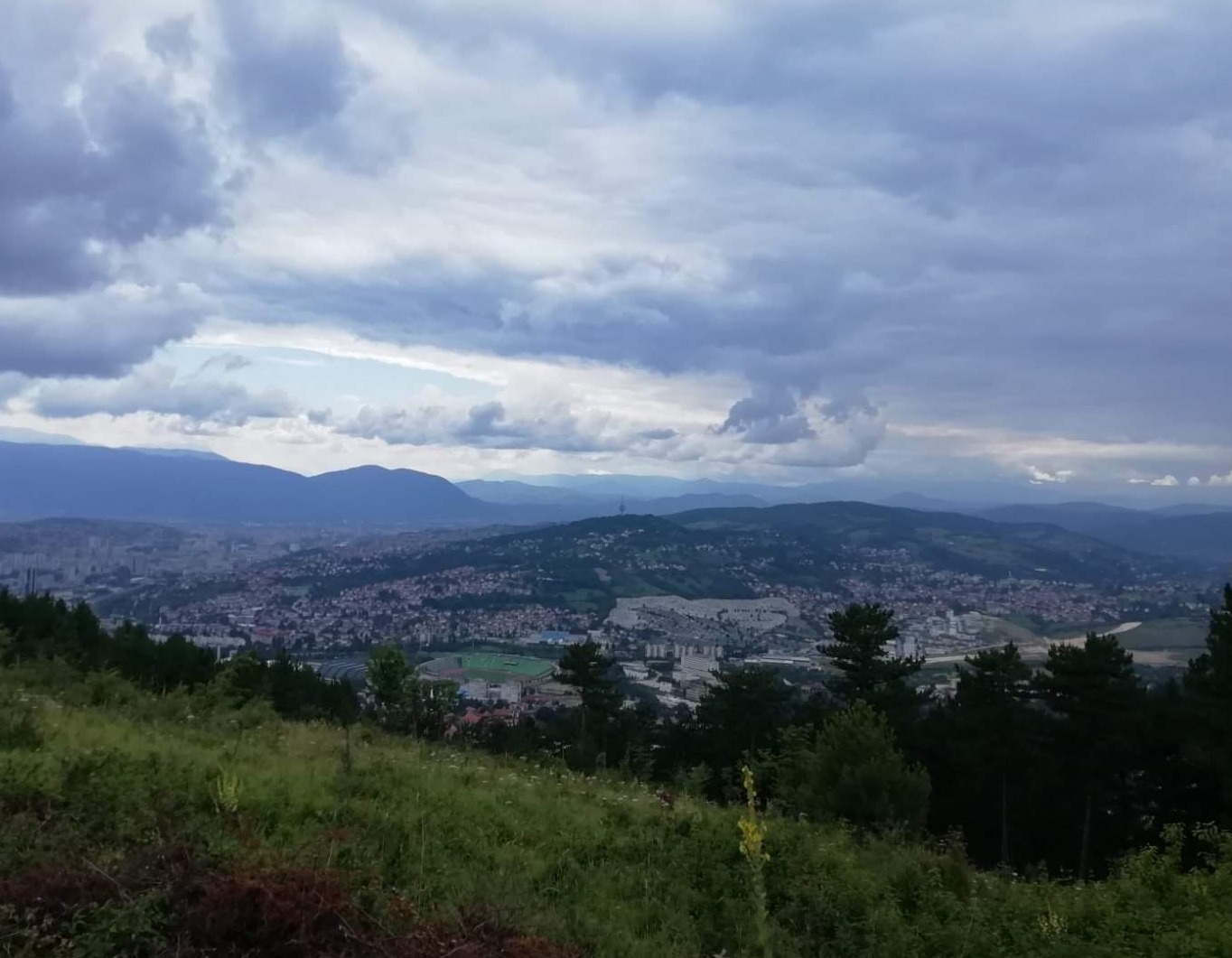 U Sarajevu oblačno sa kišom, dnevna temperatura 14 stepeni
