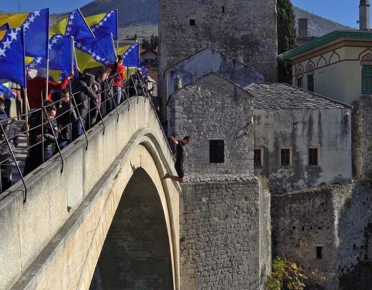 Skokom bez aplauza obilježena godišnjica rušenja Staroga mosta
