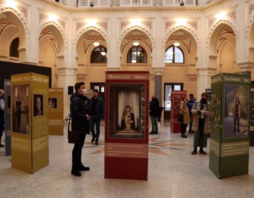 Otvorena izložba fotografija "Žive smo" u Vijećnici