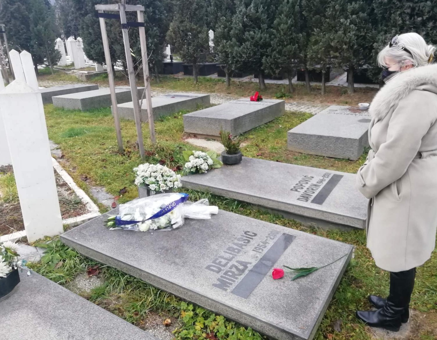 Položeno cvijeće na grob legendarnog Mirze Delibašića