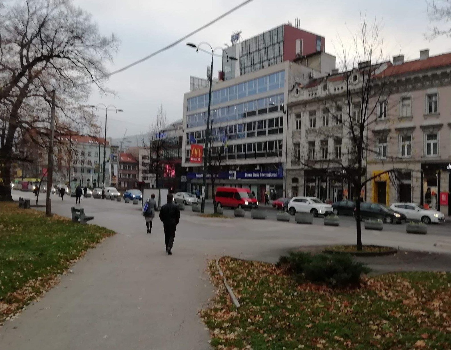 Vidljivost smanjena zbog magle, učestali sitniji odroni zemlje i kamenja