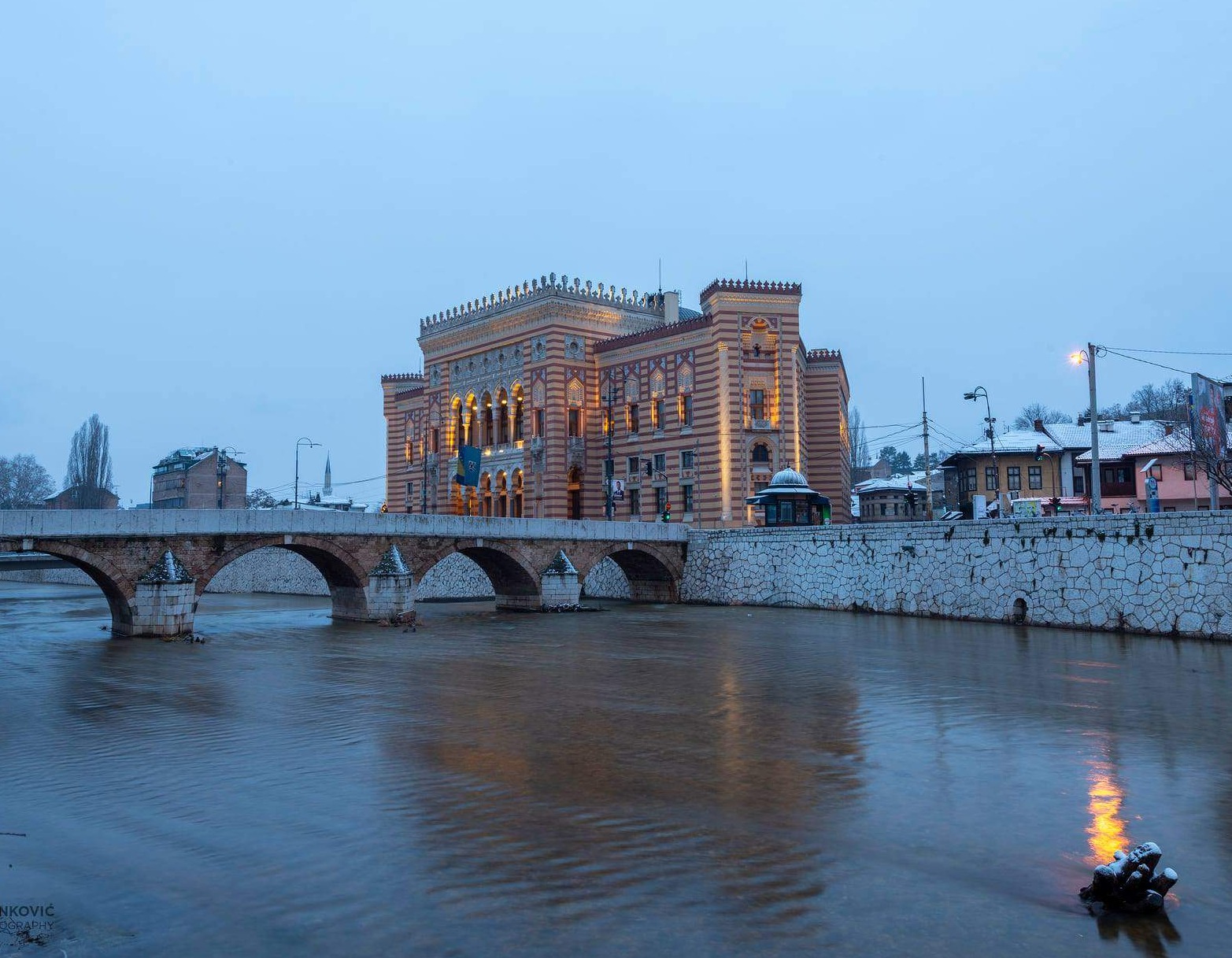 Zimska idila u Sarajevu: Vijećnica ljepša nego ikad (FOTO)