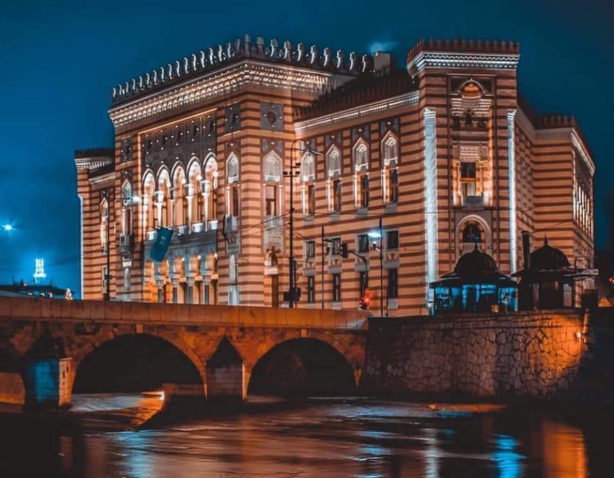Povijesna jezgra Sarajeva: Prošećite s nama sarajevskom Vijećnicom! (VIDEO)
