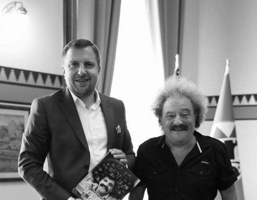 Gradonačelnik Skaka oštro osudio ispisivanje kukastog križa na osmrtnici Želimira Altarca Čička