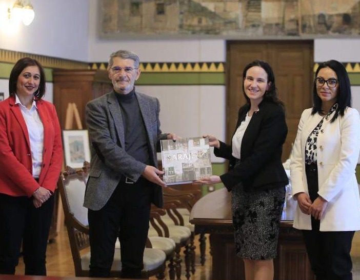 Prva službena posjeta gradskog izaslanstva u punom sastavu: Gradonačelnica Karić u Vijećnici ugostila Jasmina Imamovića
