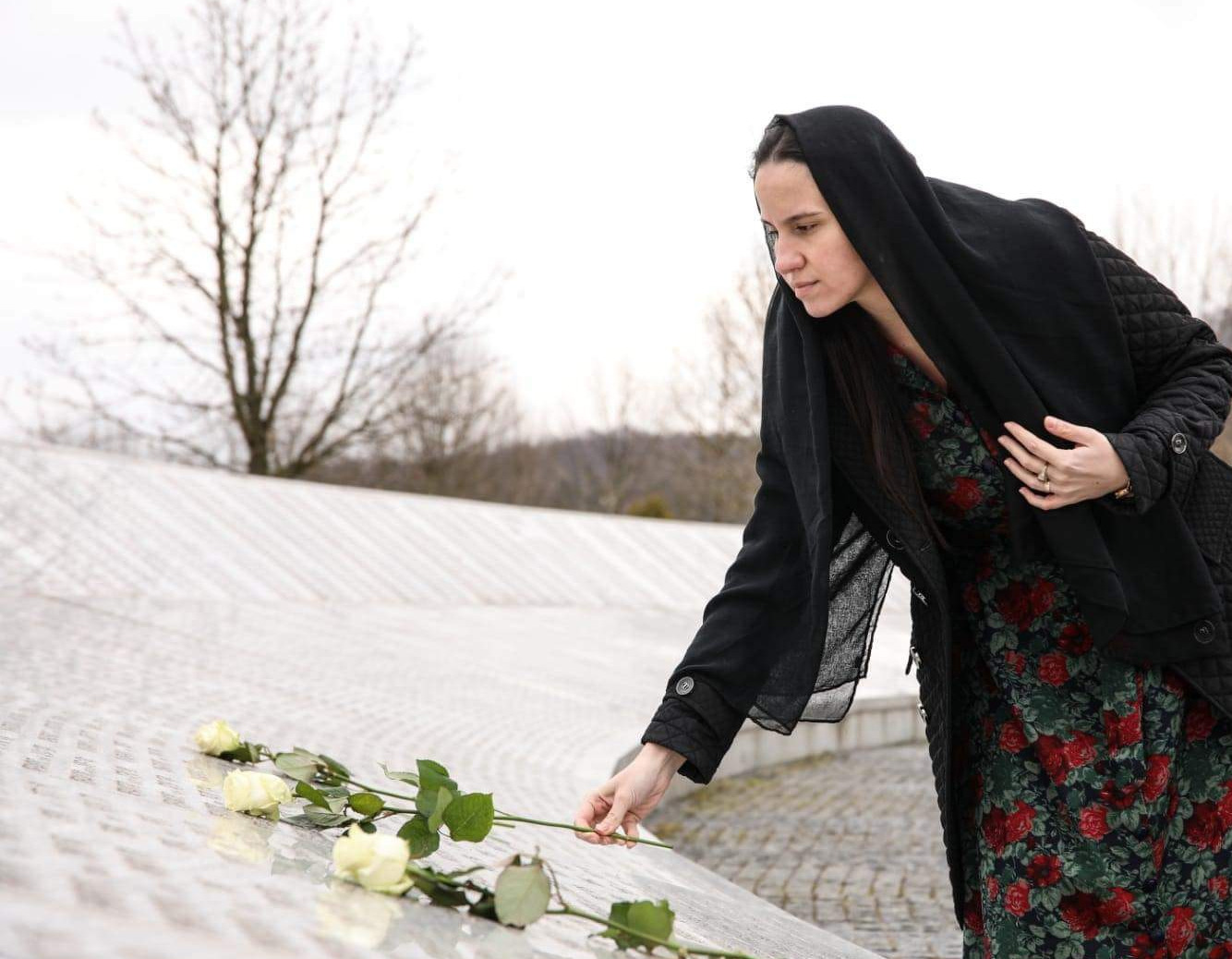 Gradonačelnica Karić sa zamjenicima položila cvijeće i odala počast žrtvama genocida u Srebrenici