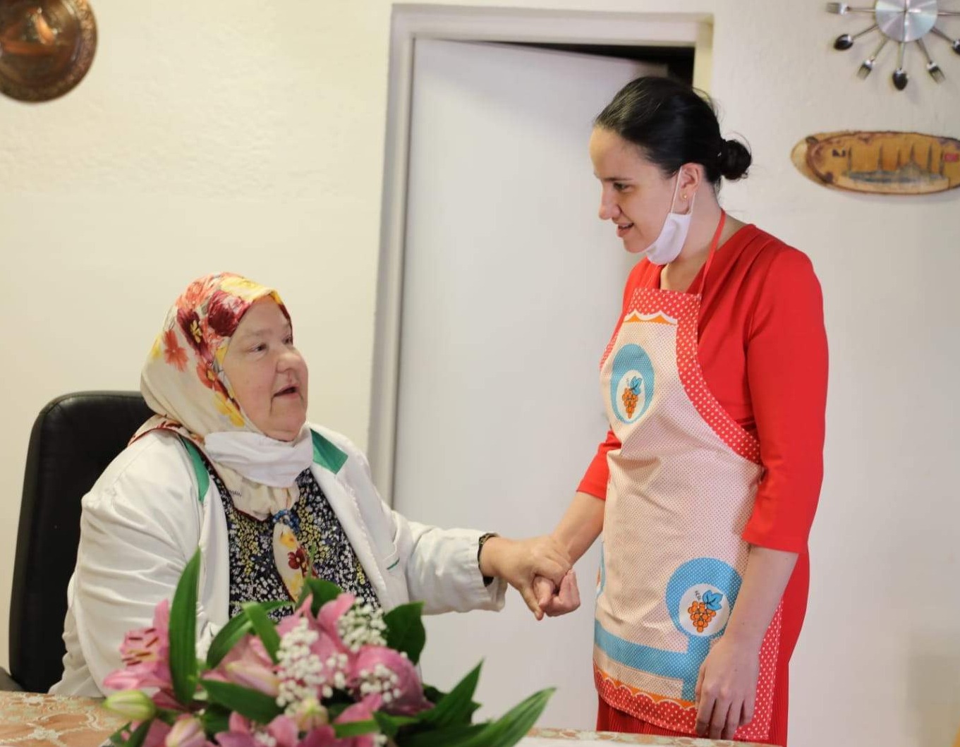 Gradonačelnica Karić s tetkom Zilhom pripremala obroke i iftar 