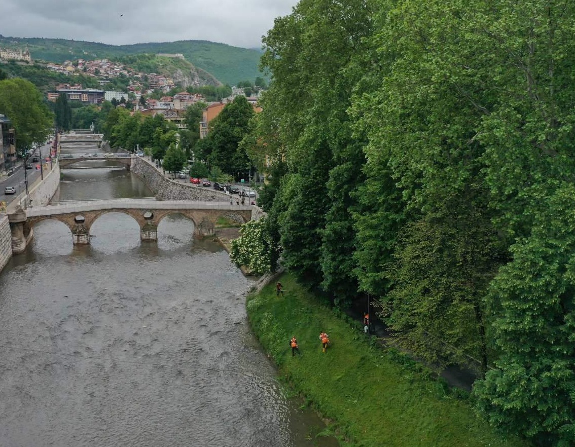 Počelo čišćenje korita rijeke Miljacke