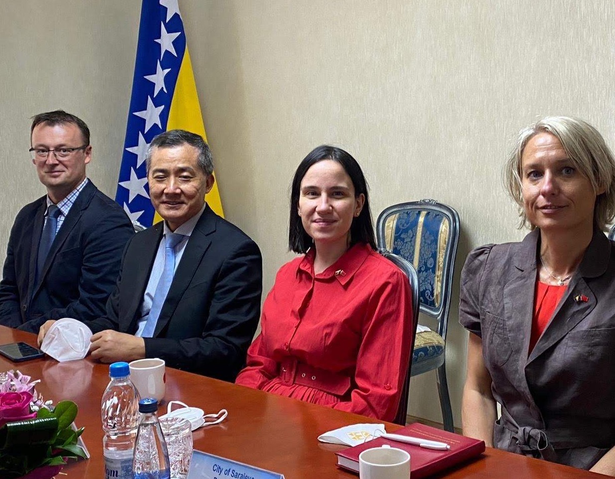 Veleposlanik Ji Ping ugostio Benjaminu Karić i Anju Margetić u svojoj rezidenciji