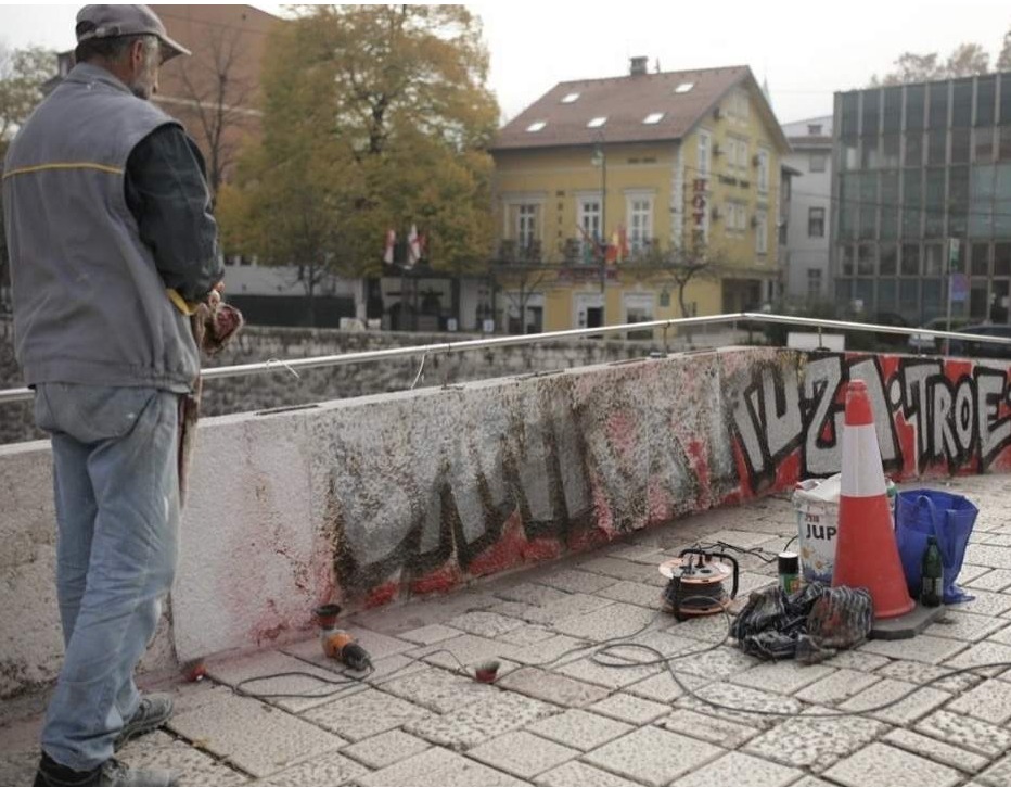 Grad Sarajevo organizirao žurno uklanjanje grafita na Latinskoj ćupriji