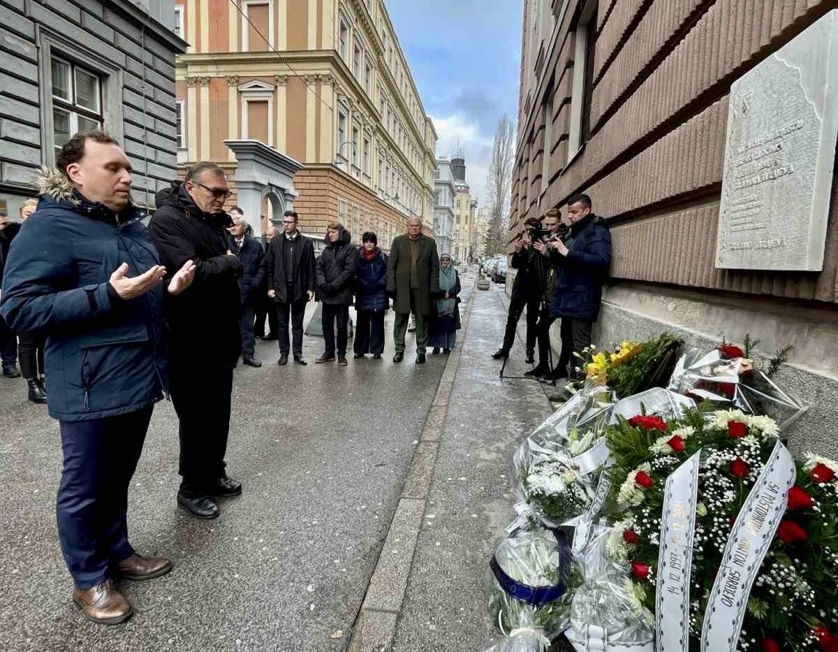 Izaslanstvo Grada Sarajeva položilo cvijeće na mjestu masakra ispred OŠ Safvet-beg Bašagić