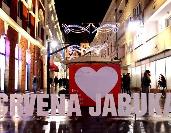 U Štrosmajerovoj otvorena multimedijalna izložba "Crvena jabuka: Za sve ove godine"