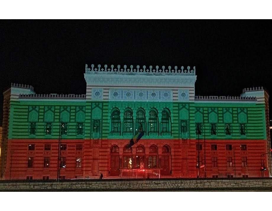Vijećnica osvijetljena bojama zastave Republike Bugarske