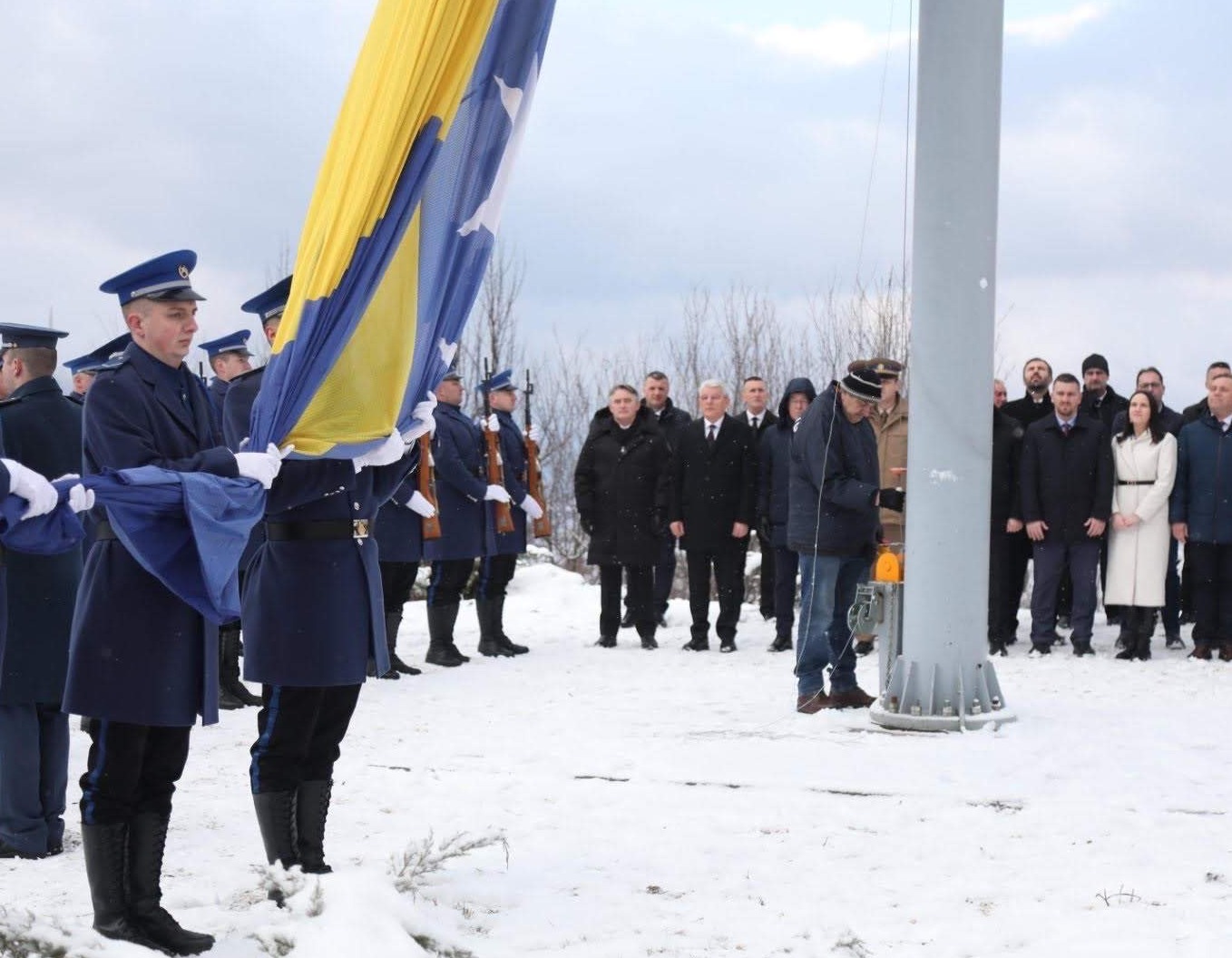 Podizanjem zastave na Humu i polaganjem cvijeća počelo obilježavanje Dana neovisnosti BiH