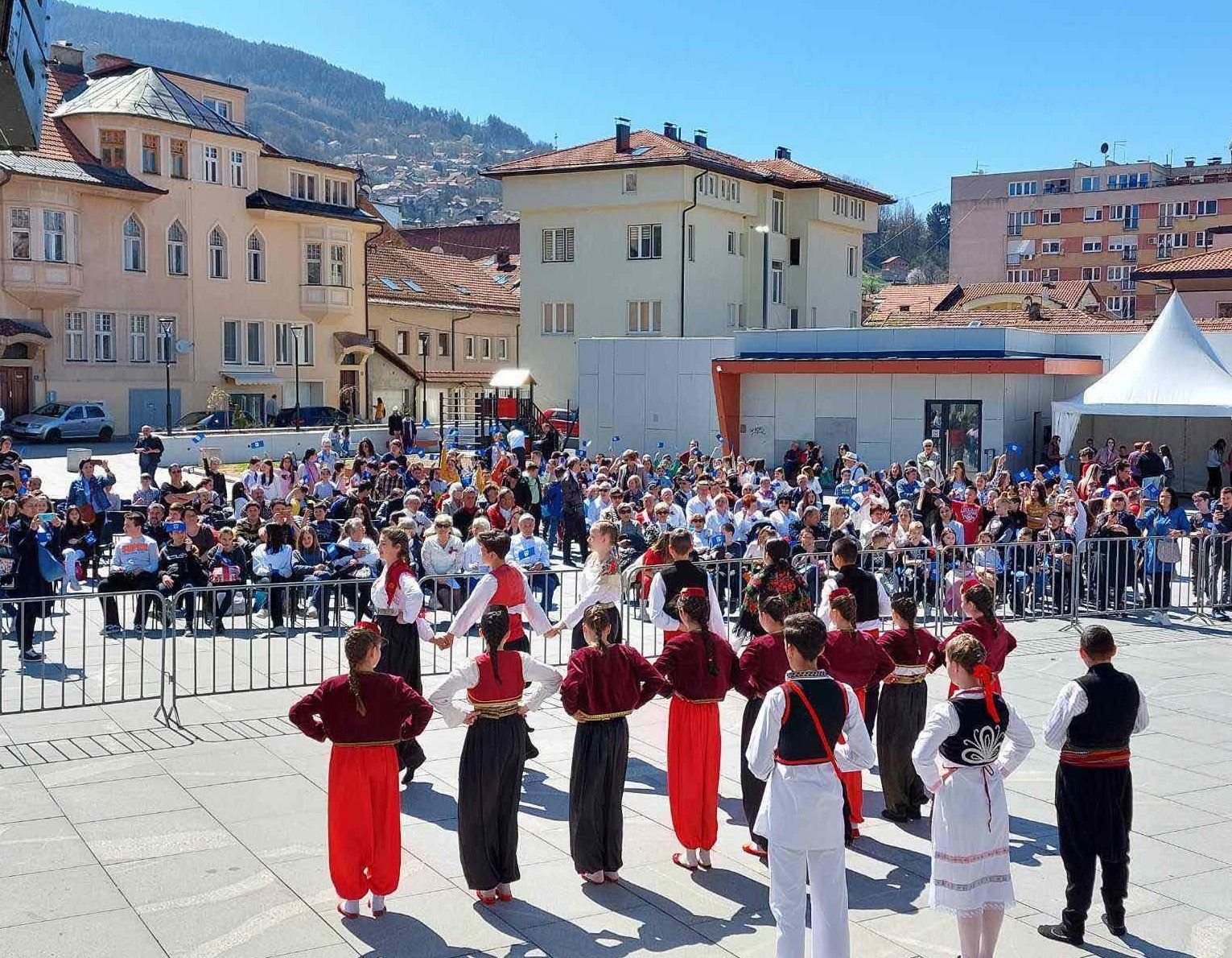 Obilježavanje 6. travnja: Trg preko puta sarajevske Vijećnice mjesto susreta svih generacija 
