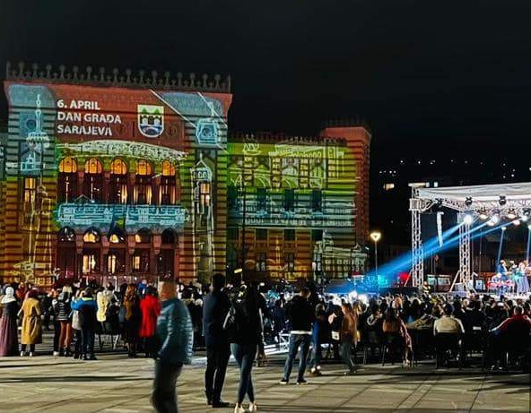 Svečana sjednica Gradskog vijeća, osvijetljena Vijećnica i koncert "Divanhane"