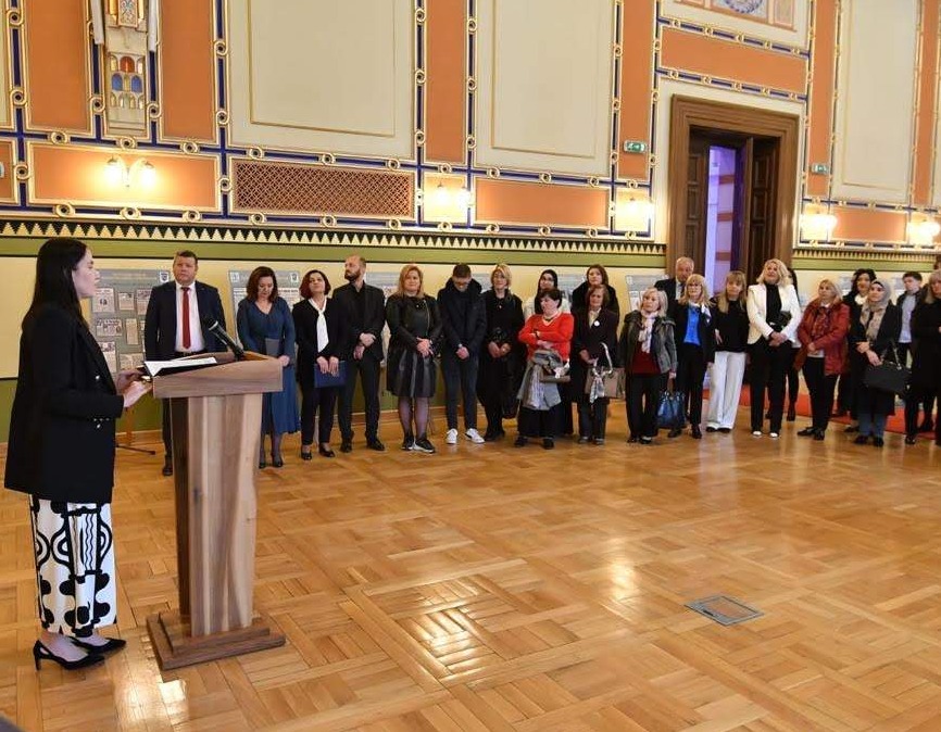 Karić: Izložba je posvećena našim heroinama, sudionicama i pripadnicama Armije RBiH