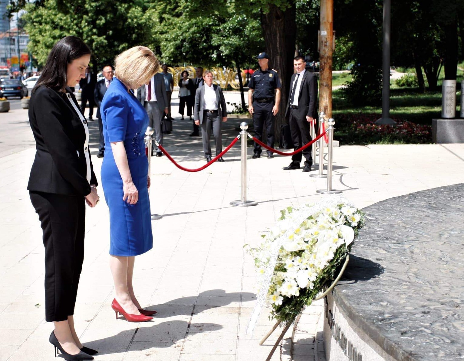 Karić i Truss položile vijenac na Spomen obilježje ubijenoj djeci opkoljenog Sarajeva