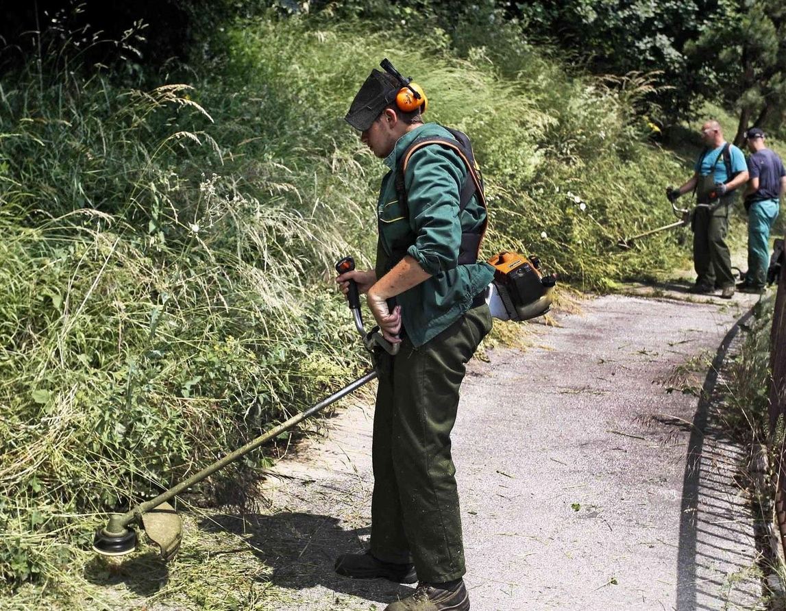 Grad Sarajevo: Košenje trave i uređenje Spomen parka Vraca