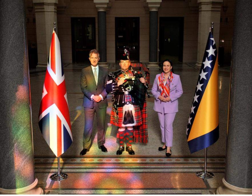 U Vijećnici odzvanjali zvuci gajdi u čast prvog službenog rođendana britanskog kralja Charlesa III.
