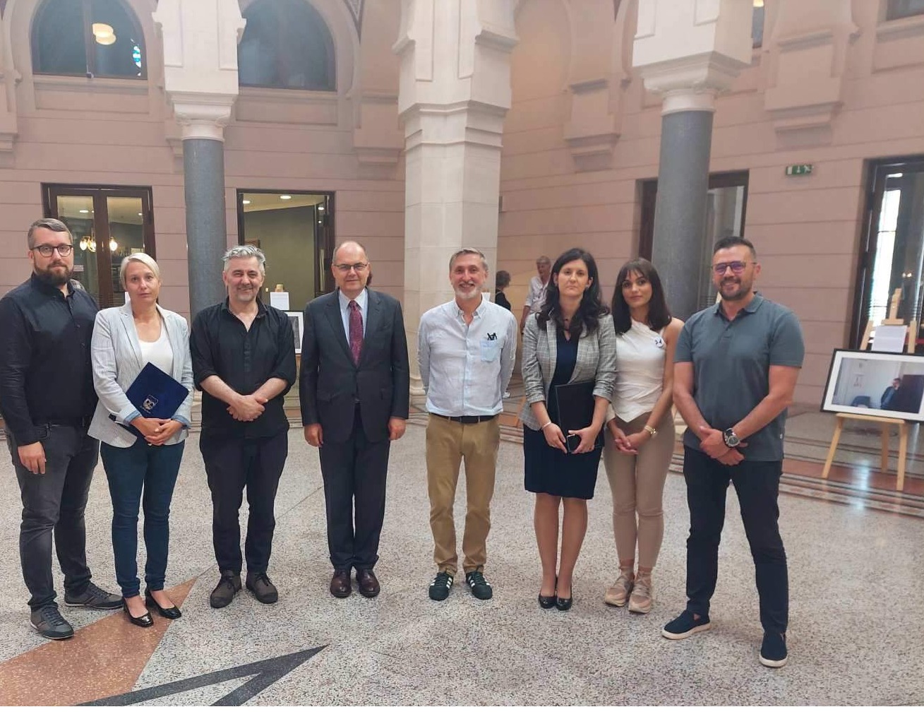 U Vijećnici otvorena izložba ,Između strahova i nade”
