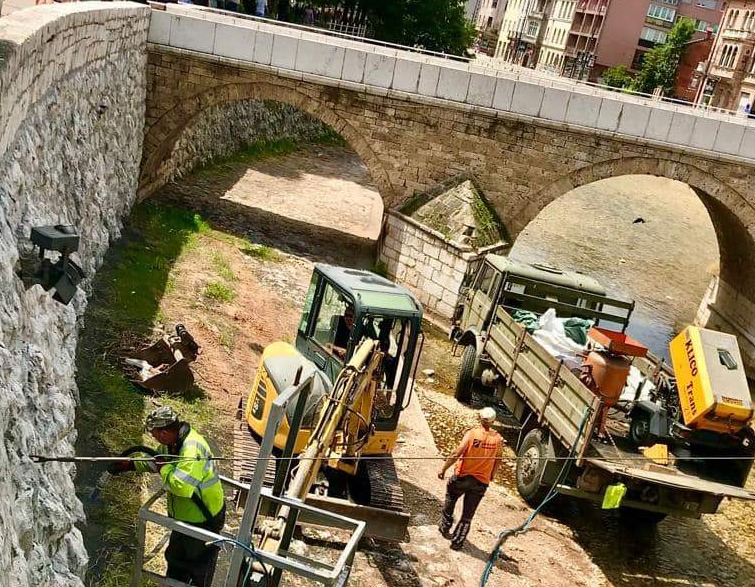 Pjeskarenje zidova korita rijeke Miljacke
