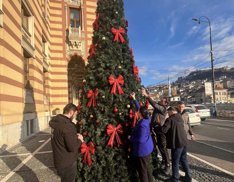 Tradicionalno kićenje jelke ispred Vijećnice