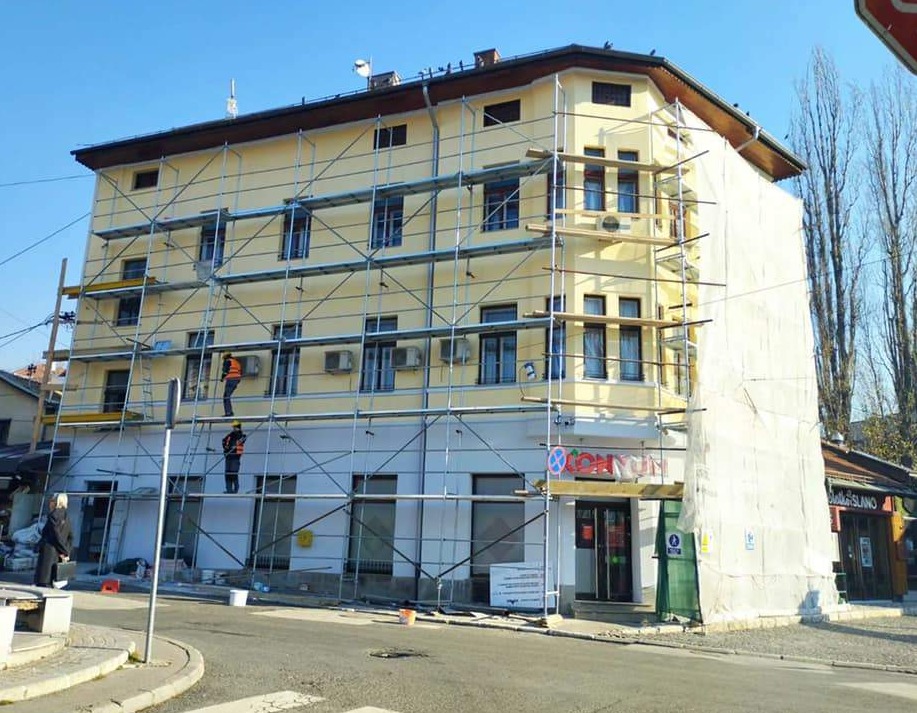 U tijeku skidanje skele na fasadi u ulici Safvet-bega Bašagića