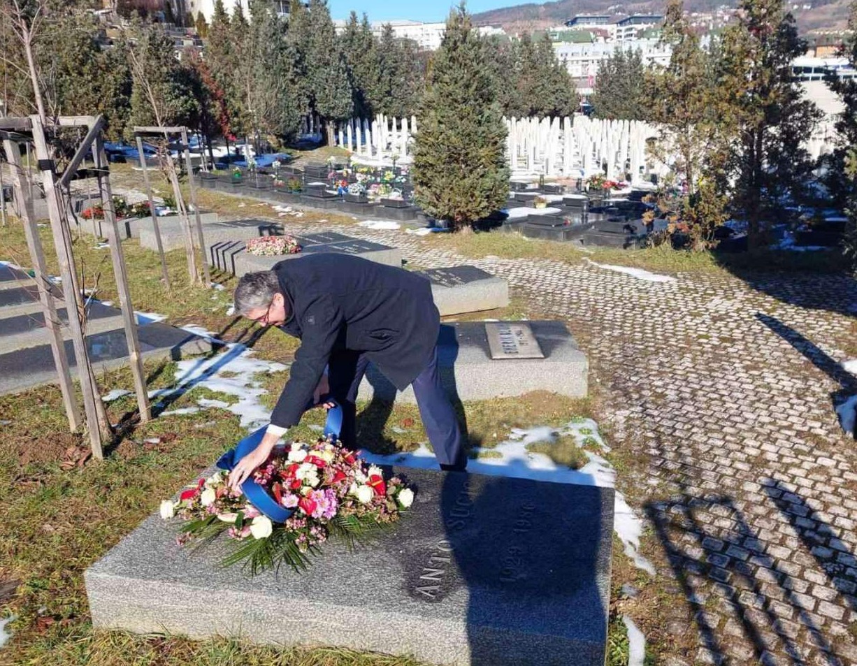 Zamjenik gradonačelnice Avdić položio cvijeće na grob Ante Sučića
