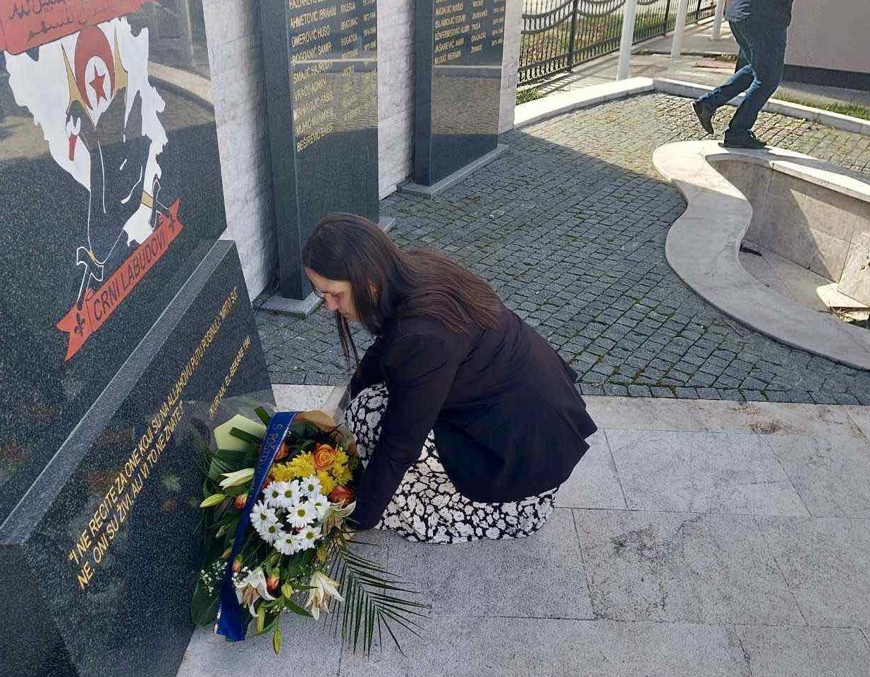 Benjamina Karić položila cvijeće na Spomen obilježje „Crni labudovi“