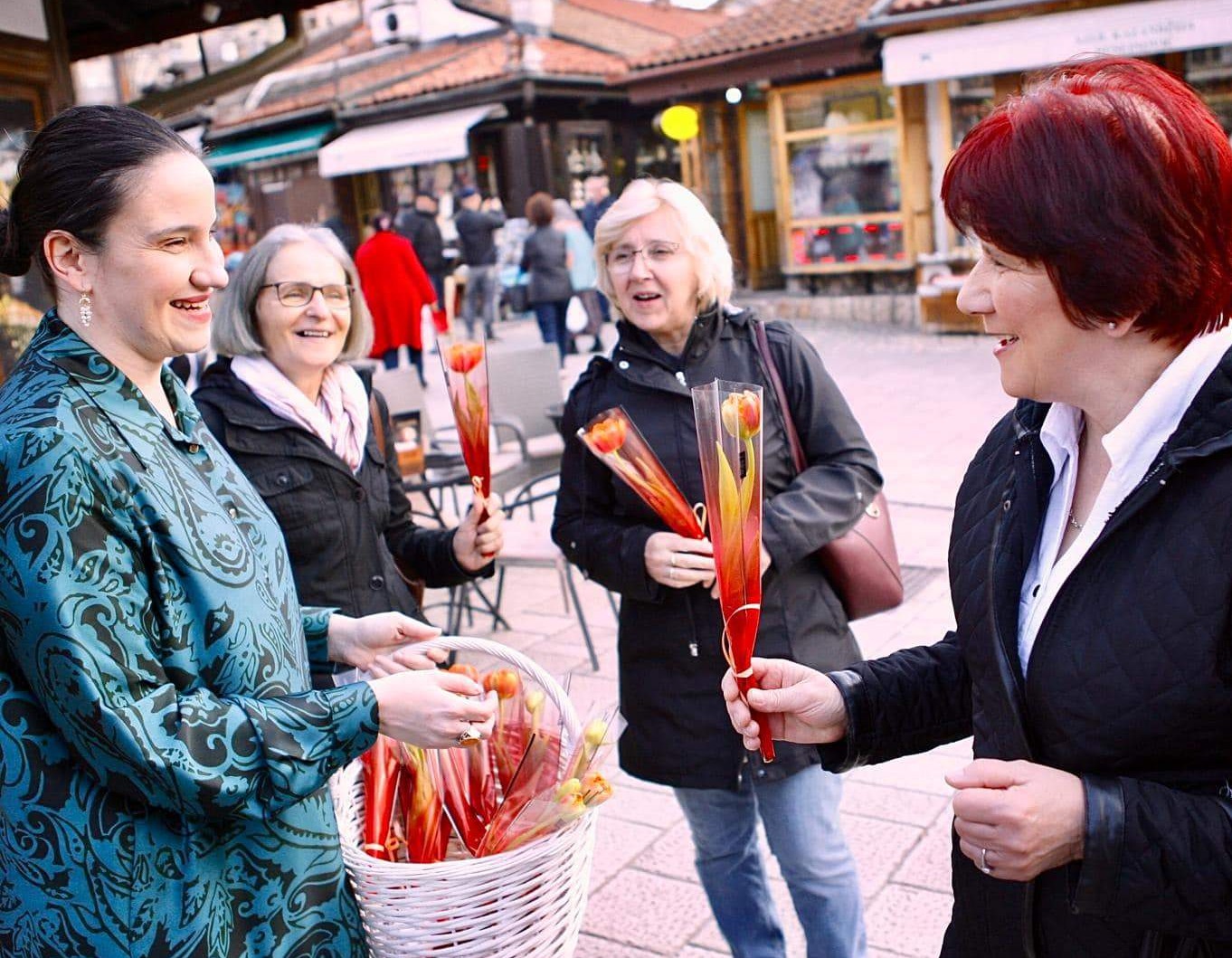 Gradonačelnica Karić Sarajkama podijelila ruže povodom 8. ožujka