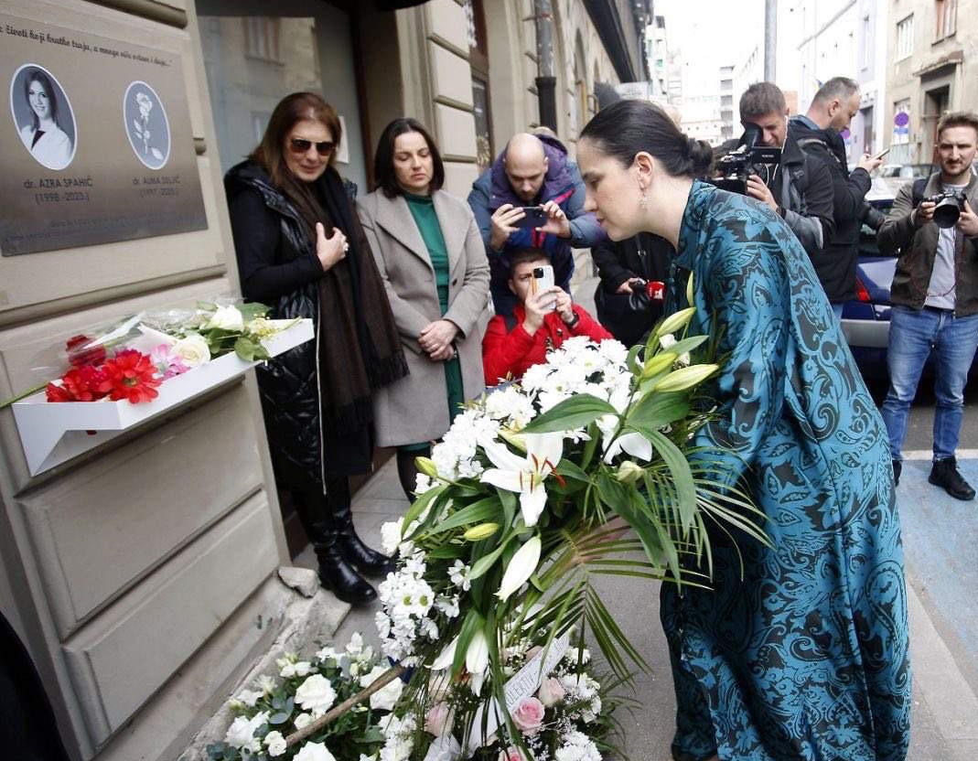 Grad Sarajevo podigao spomen-ploču Azri Spahić i Almi Suljić