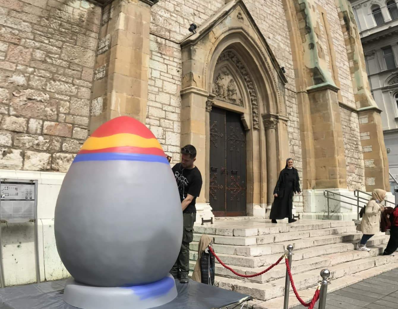 U susret Uskrsu: Ispred sarajevske Katedrale postavljeno uskršnje jaje