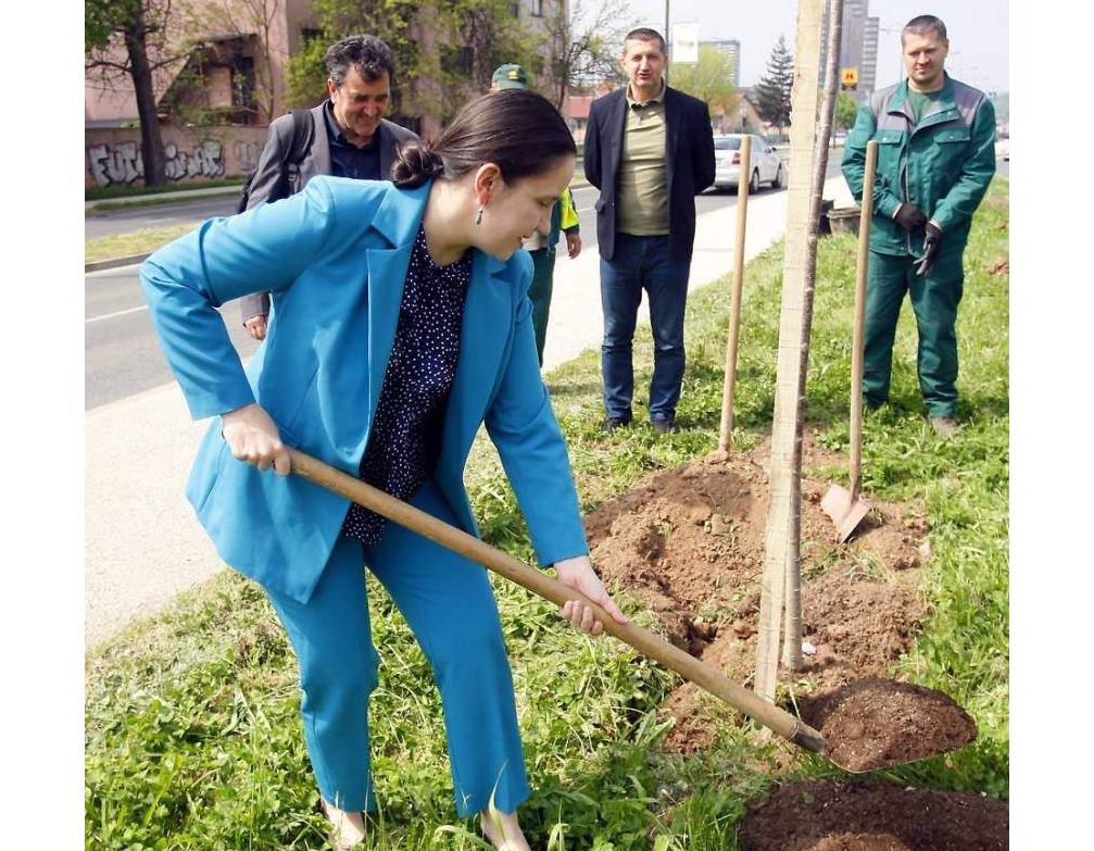 Ulica Put života od danas oplemenjena novim sadnicama