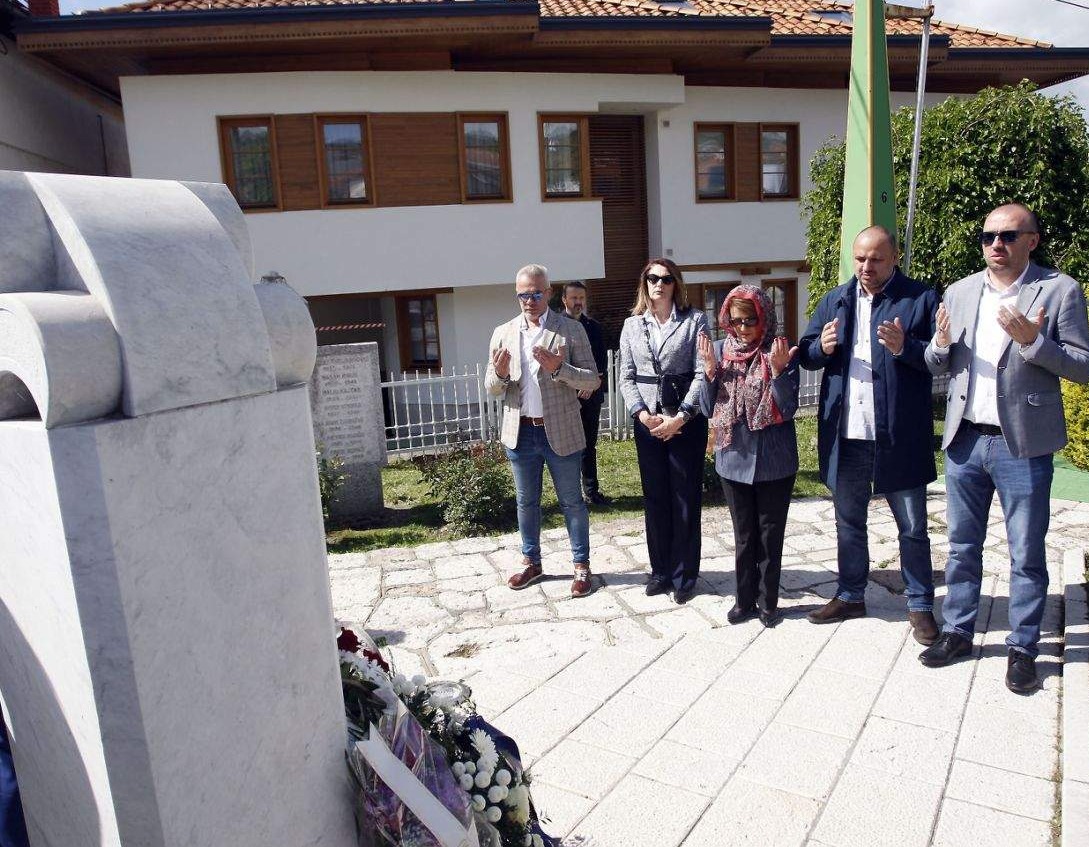 Polaganjem cvijeća na Kovačima obilježena 32. godišnjica bitke za obranu Sarajeva