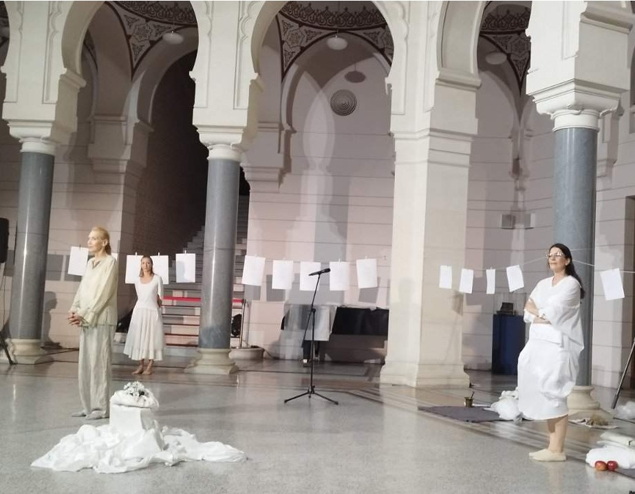 U Vijećnici izveden performans „Bol – Srebrenica je zvijezda padalica“