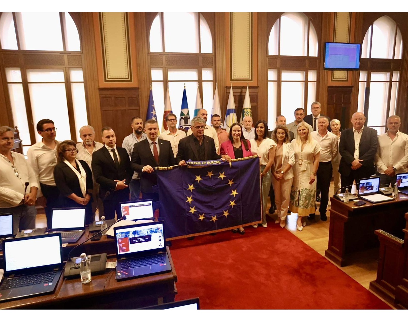 Gradonačelnica Benjamina Karić u ime Grada Sarajeva primila „Zastavu časti“ Vijeća Europe